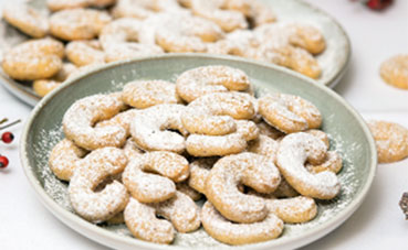 Zwei Teller mit Vanillekipferl