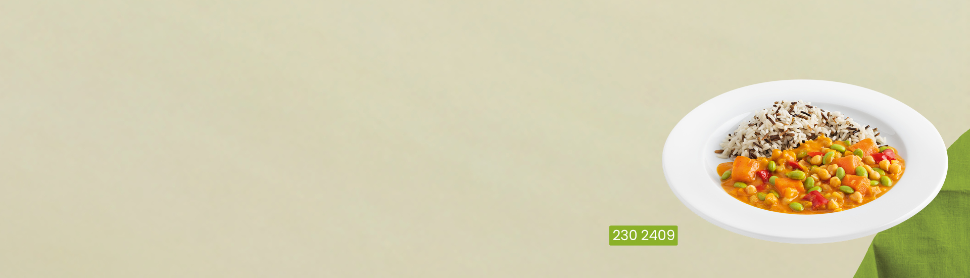 Ein weißes Teller mit einer Portion Süßkartoffel-Gemüse-Curry mit Wildreis