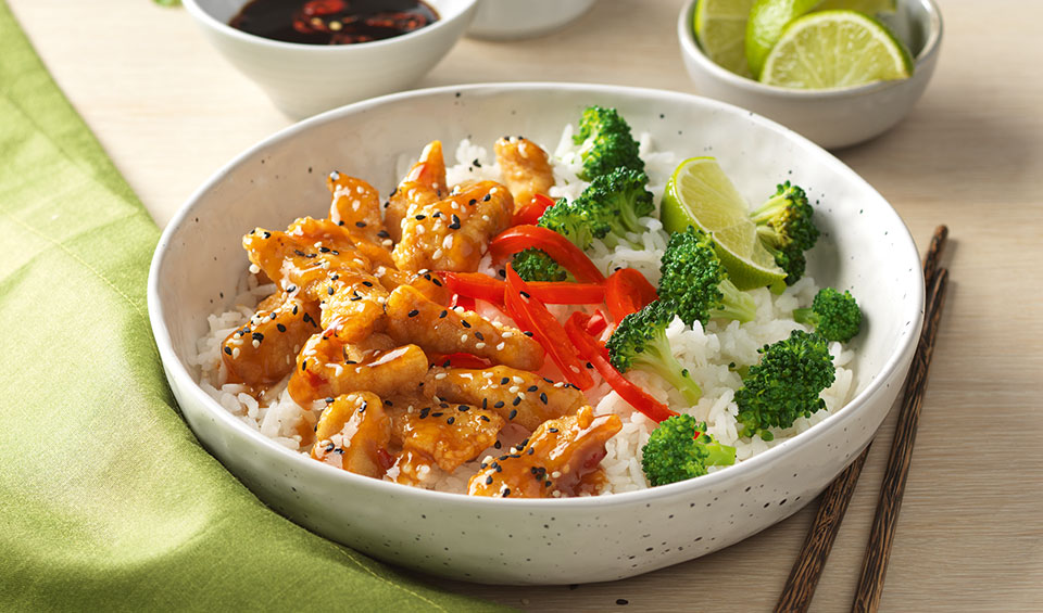 Seasam Chicken Bowl mit Basmatireis und Brokkoli auf einem gedecktem Tisch