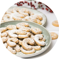 Hausgemachte Vanillekipferl von GOURMET auf zwei Tellern angerichtet