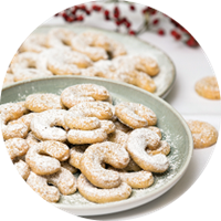 Hausgemachte Vanillekipferl von GOURMET auf zwei Tellern angerichtet Hausgemachte Vanillekipferl von GOURMET auf zwei Tellern angerichtet