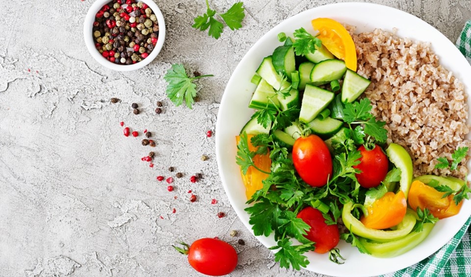 Ein frischer knackiger Salat mit Haferflocken Ein frischer knackiger Salat mit Haferflocken
